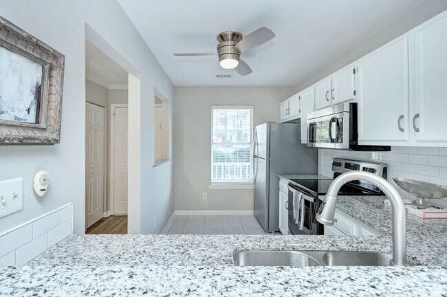 Foto del edificio - Discover this beautifully updated Raintree townhome featuring an open floor plan and a range of c...