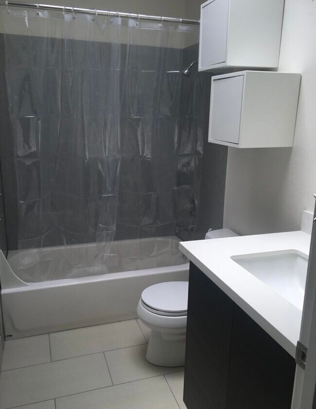 Shared Bathroom - 1314 43rd Ave
