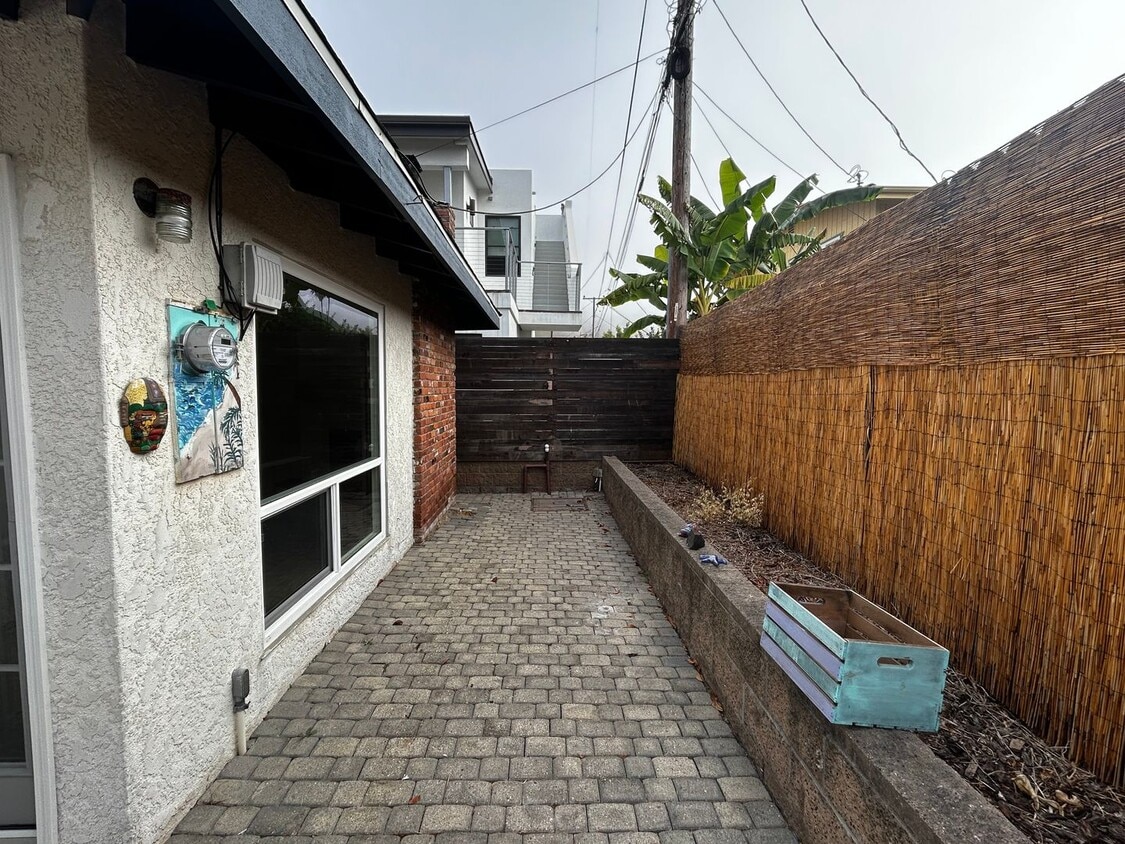 Primary Photo - 3 Bedroom house two blocks from the shell ...