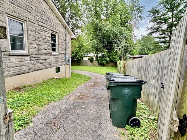 Building Photo - 3448 Dixiana Dr