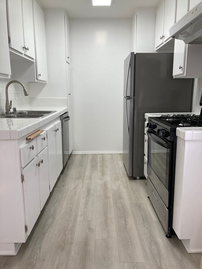 Nuevos electrodomésticos de cocina de acero inoxidable - 1236 Amherst Ave