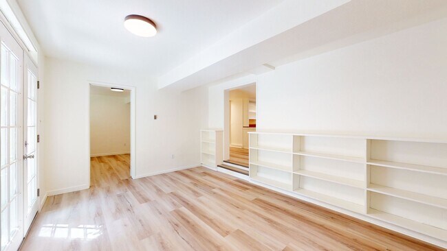 Foto del edificio - Fantastically Located Garden Apartment