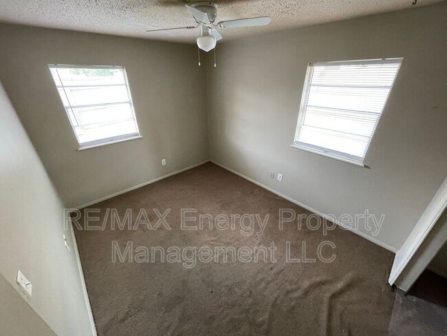 Building Photo - 1104 N Carol Ln