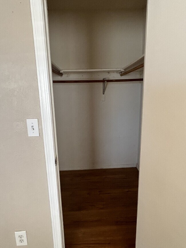 Building Photo - "Charming 3-Bedroom Oasis with 2 Full Bath...