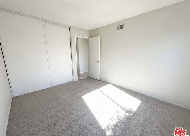 Foto del edificio - 6406 Regatta Ct