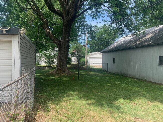 Building Photo - 2209 W Callender Ave