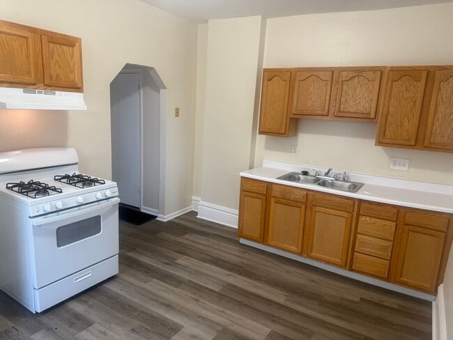 Building Photo - NCH - 608-610 Carpenter St.