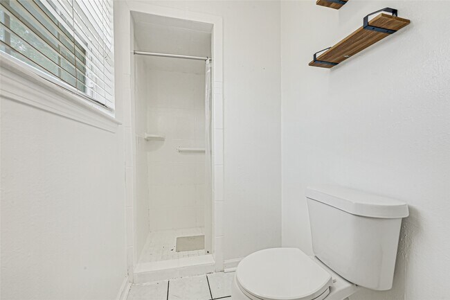 Building Photo - 539 Belwin Dr
