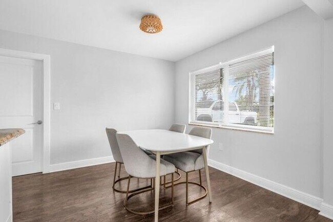 Foto del edificio - 1740 NE 64th St