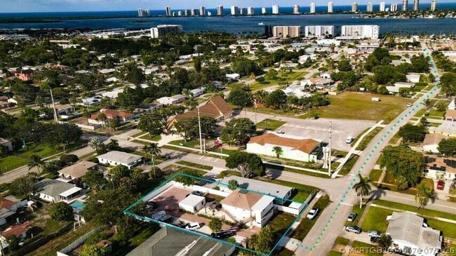 Building Photo - 305 Cypress Dr