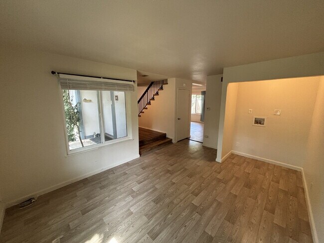 Foto del edificio - Spacious 4-Bedroom Townhome Directly Across from Greenfair Park