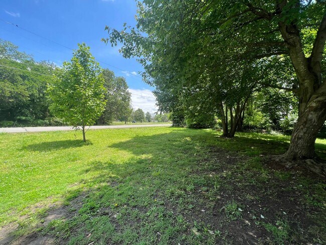 Building Photo - 3 bedroom, 1 bathroom home located in Joplin! Features washer and dryer hook ups, cozy layout, mo...