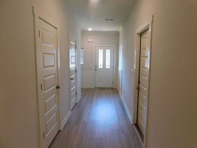 Foto del edificio - 672 The Heights Ln