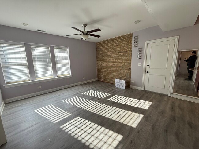 Building Photo - 2452 W Ardmore Ave