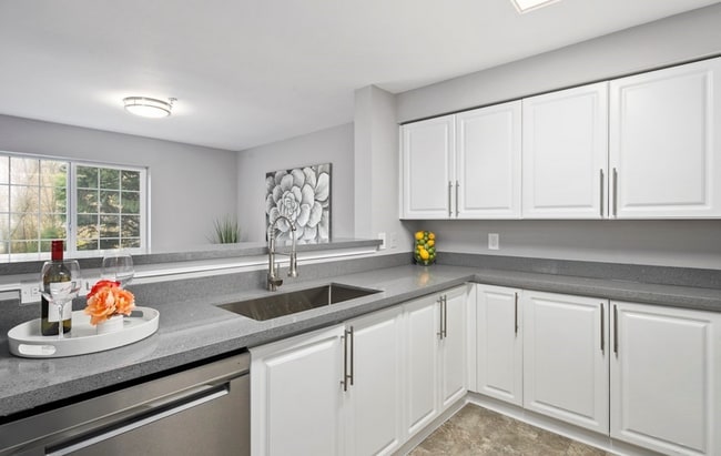 Building Photo - Beautiful 3bed 2bth 2nd floor end unit with view of fountain and pond.
