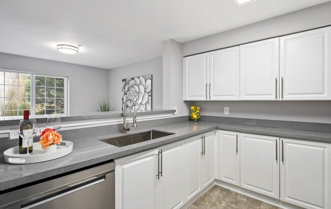 Foto del edificio - Beautiful 3bed 2bth 2nd floor end unit with view of fountain and pond.
