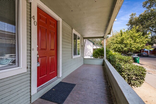 Building Photo - Move In Special! 3 Bedroom House Across from Chico State and WREC!