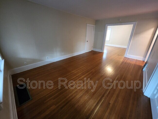 Foto del edificio - 125 Monterey Ave