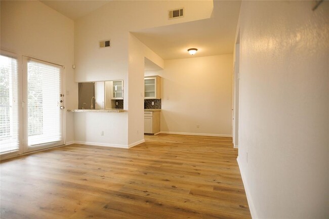 Foto del edificio - 3840 Far W Blvd