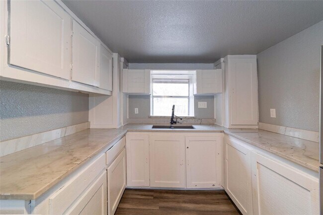 Foto del edificio - RARE RENTAL OPPORTUNITY ACROSS FROM LAKE WORTH