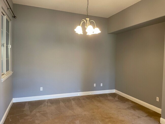 Foto del edificio - Beautiful 4-Bedroom Home in Prime Rosevill...