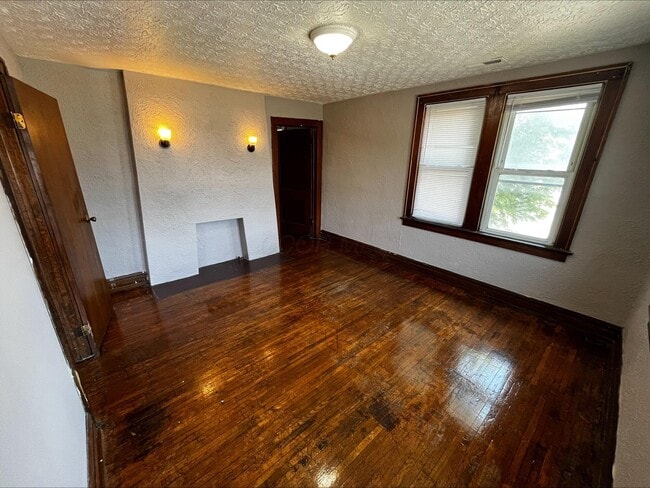 Building Photo - 738 N Dawson Ave