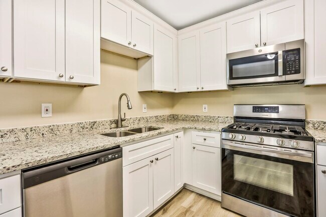 Building Photo - 610 Woodcrest Manor Dr