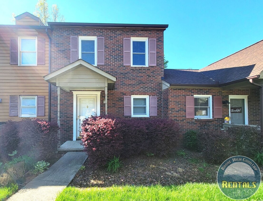 Charming 2BR/1.5BA Townhome Near the Greenway! - Charming 2BR/1.5BA Townhome Near the Greenway!