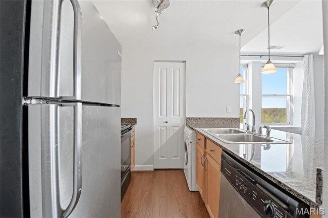 Foto del edificio - Partially Furnished West End Condo for Rent!