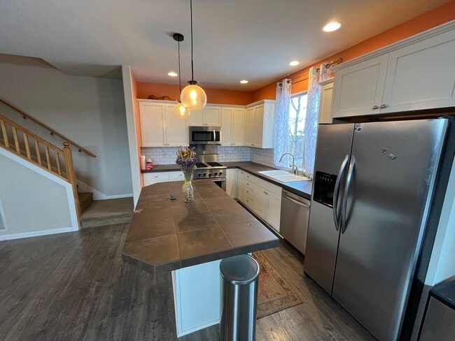 Foto del edificio - Quiet 3 Bed/2.5 Bath Home With Fenced Back...