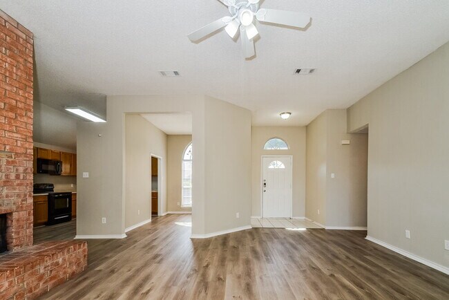 Building Photo - 2310 Summit Dr