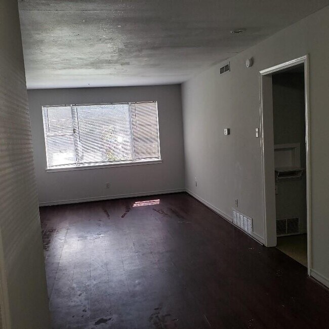 Building Photo - 400 Oak Dr