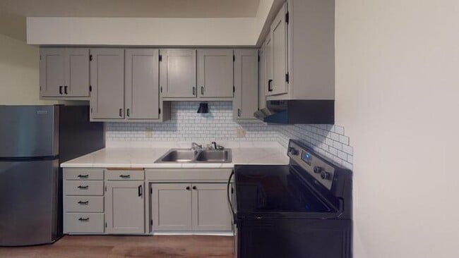Building Photo - 229 S Grove St