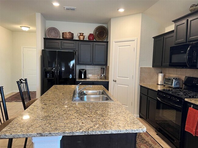 Foto del edificio - Fully Furnished immaculate D. R. Horton home