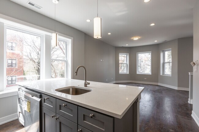 Foto del edificio - 3136 N Oakley Ave