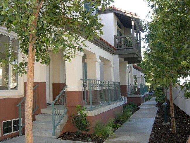 Foto del edificio - Tustin Del Verde: 3 Bed 2.5 Bath Tri-Level Townhouse