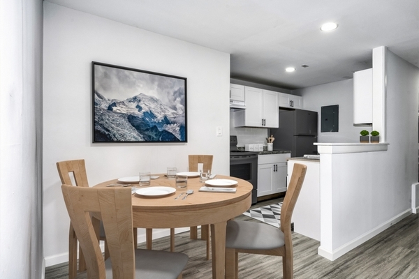 Cocina/comedor renovado - Raven Run Apartments