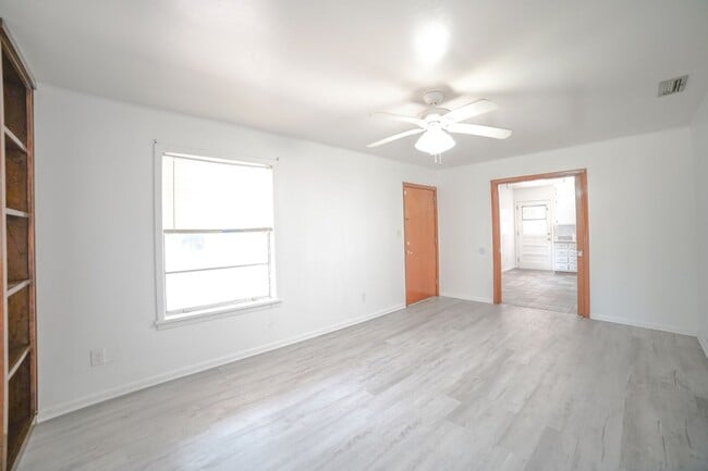 Foto del edificio - 3 Bed / 2 Bath Brick Home With Yard In Town