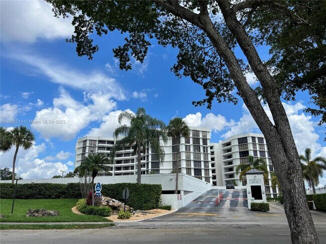 Building Photo - 13951 Kendale Lakes Cir