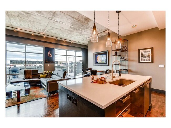Foto del edificio - Luxurious penthouse that sits on the top floor overlooking Denver's skyline in the heart of LoHi