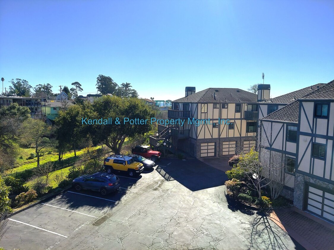 Foto principal - Quiet and Private Near Seabright Beach 2BR...