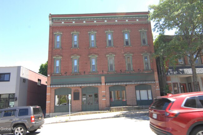 Foto del edificio - 128 Milton Ave