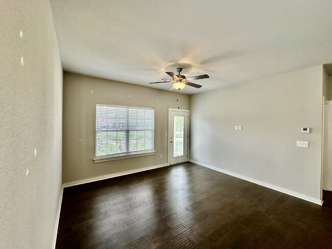 Building Photo - 3913 SW Peachwood Dr