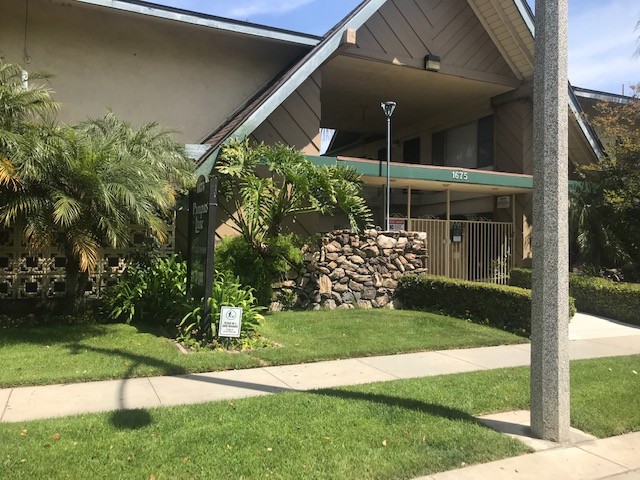 Building Photo - 1675 W Pampas Ln