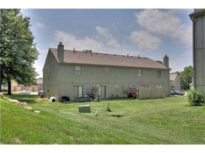 Building Photo - Beautiful Updated Townhome in Lee's Summit-Available NOW!!