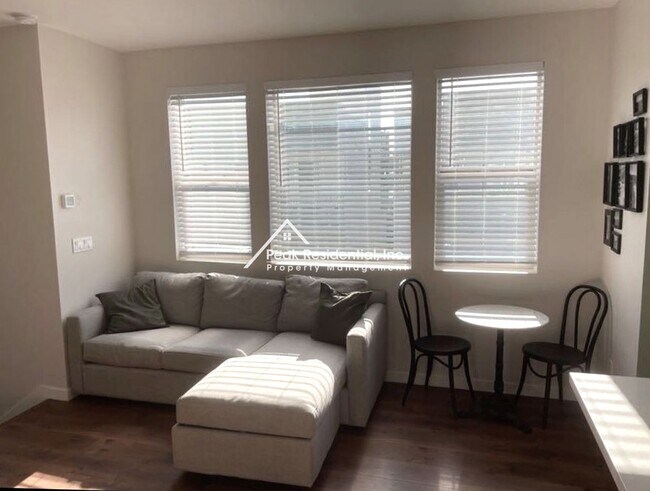 Foto del edificio - Beautifully Updated 1bd/1ba Land Park Area Condo with 1 Car Garage!