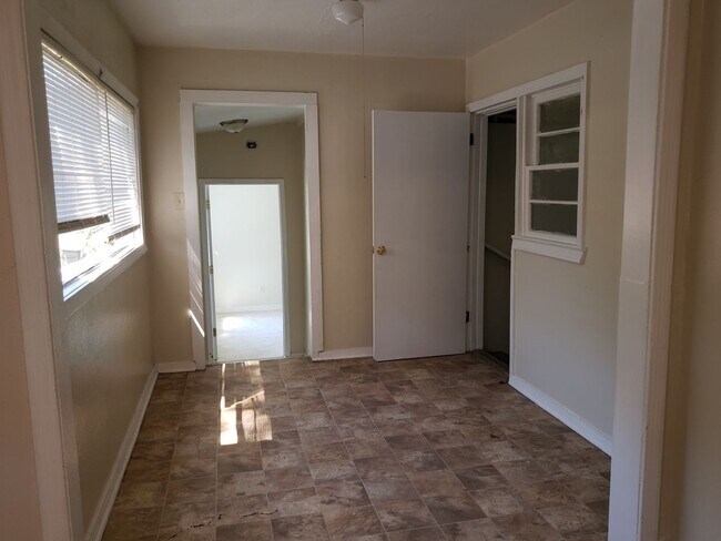 Building Photo - 4 or 5 Bedroom home, central air and heat