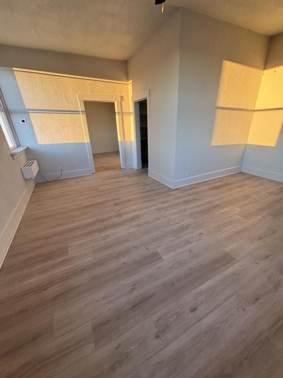 Foto del edificio - 404 E Bond St