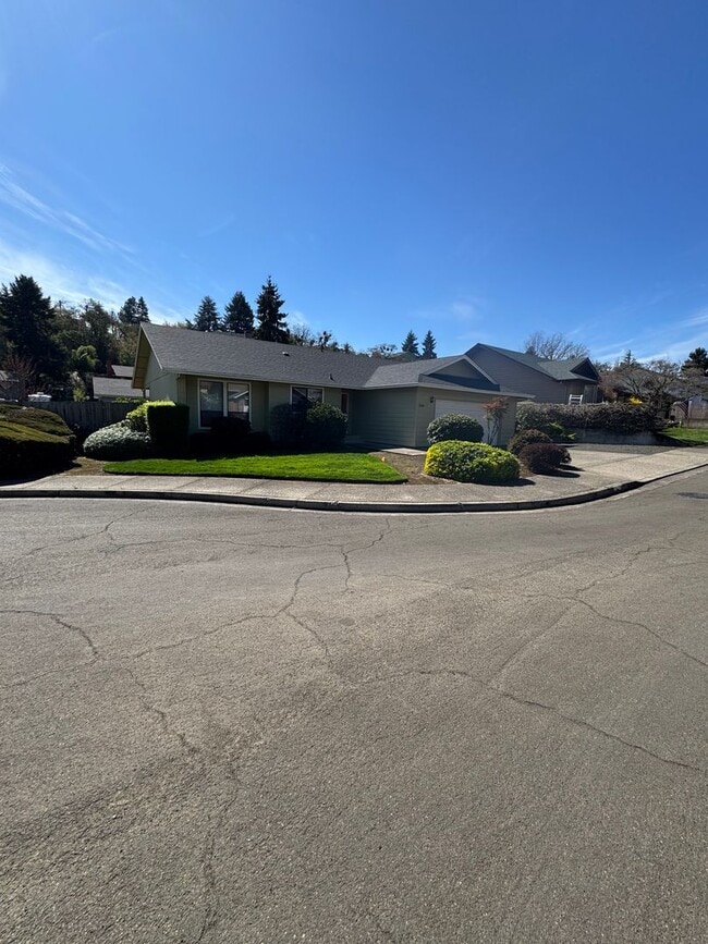 Building Photo - Hucrest 3 bedroom 2 bath home with garage