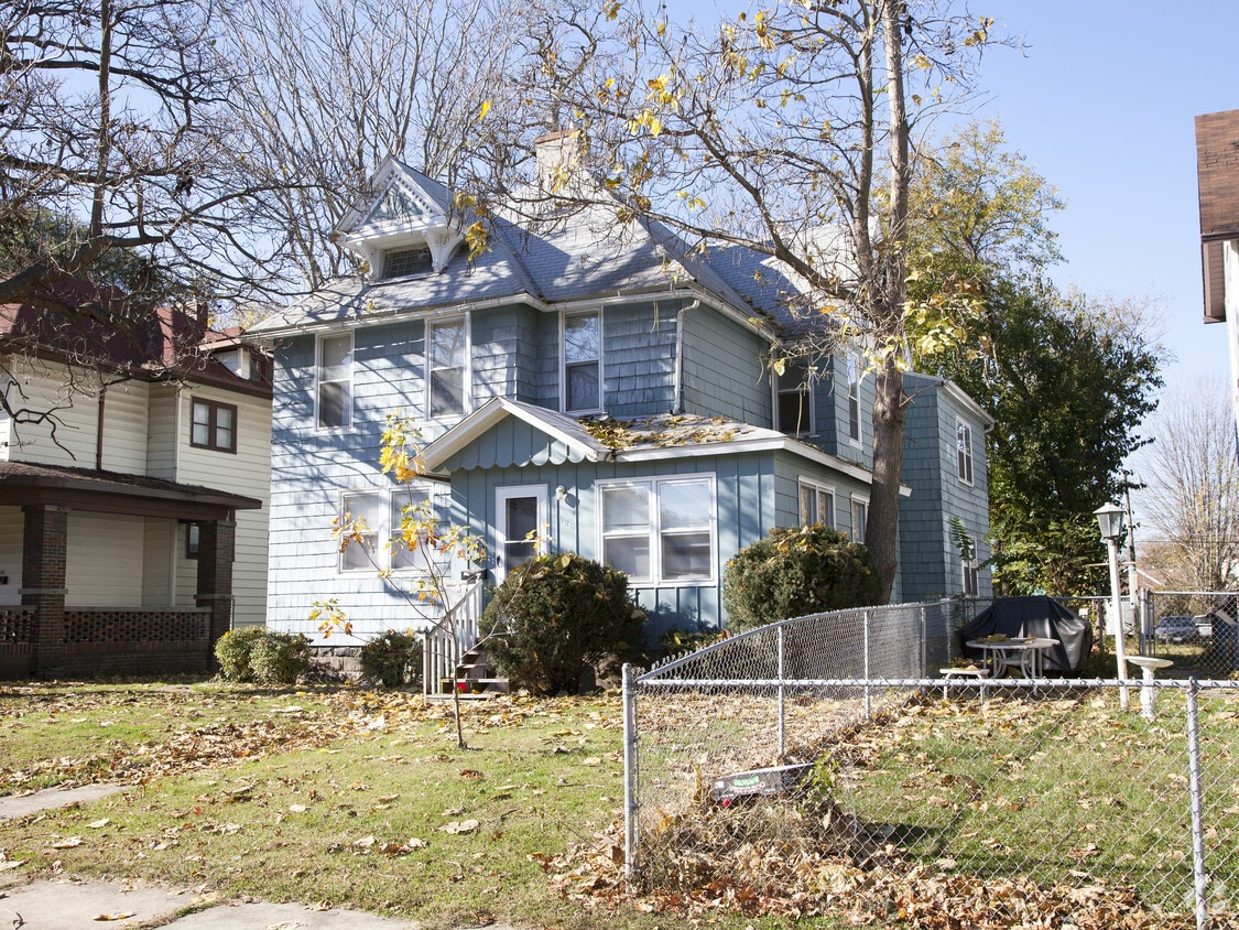 Building Photo - 820 19th St
